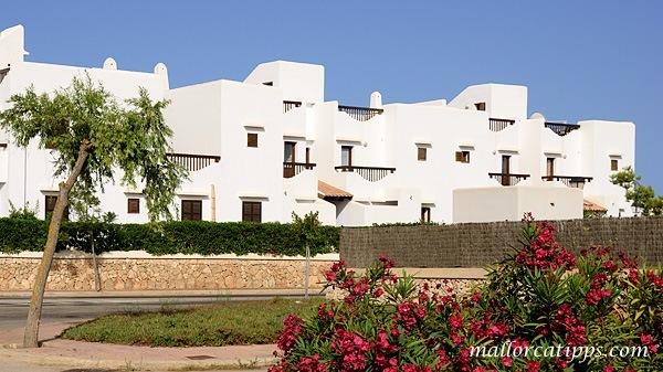 Häuser im ibizenkischen Stil in Cala d’Or
