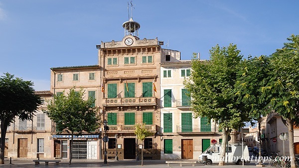 Das imposante Rathaus von Llucmajor