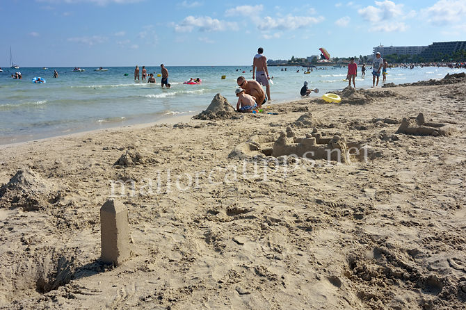 Sandburgen am Strand von Sa Coma